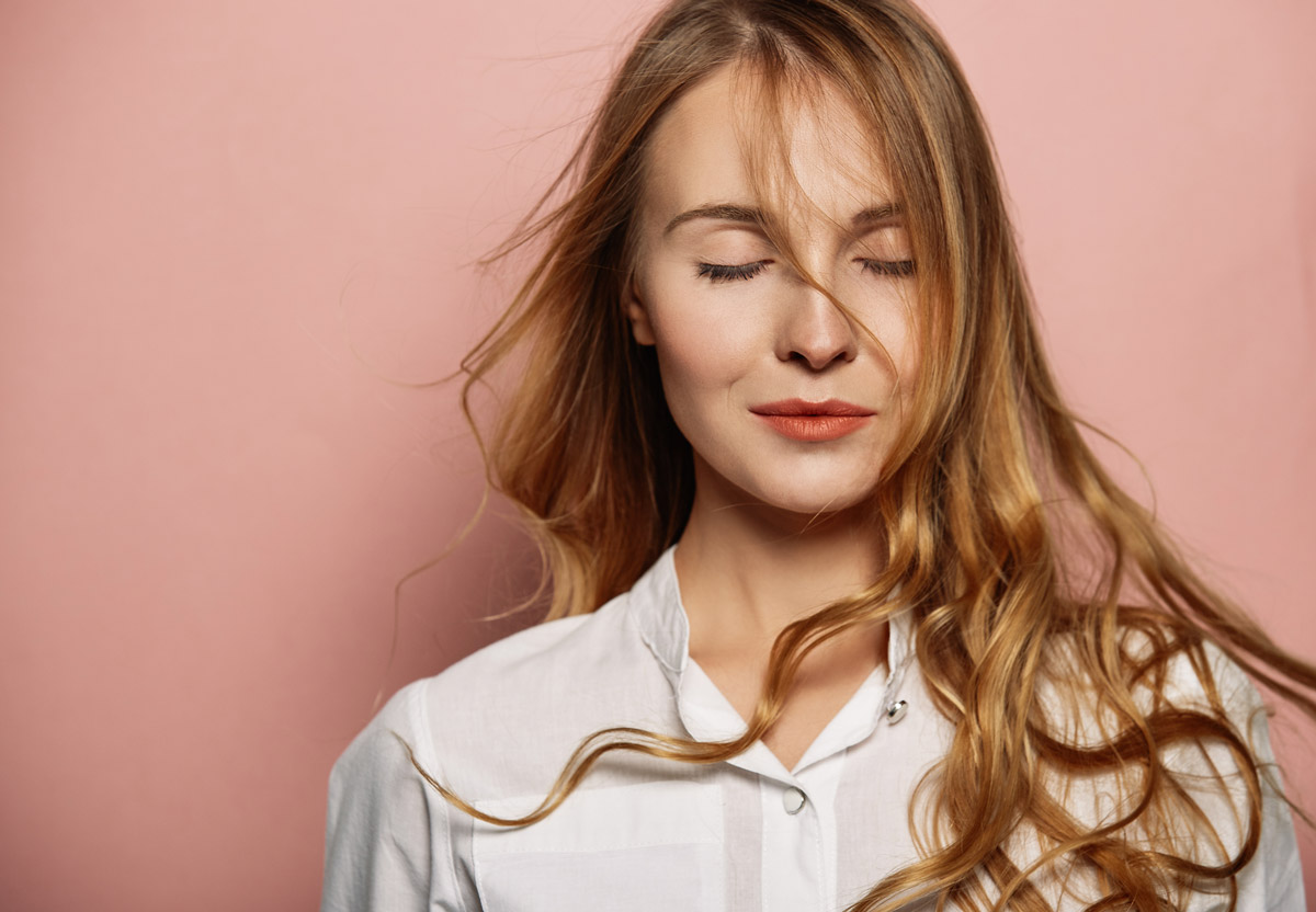 дівчина з волоссям, яке обвиває її обличчя