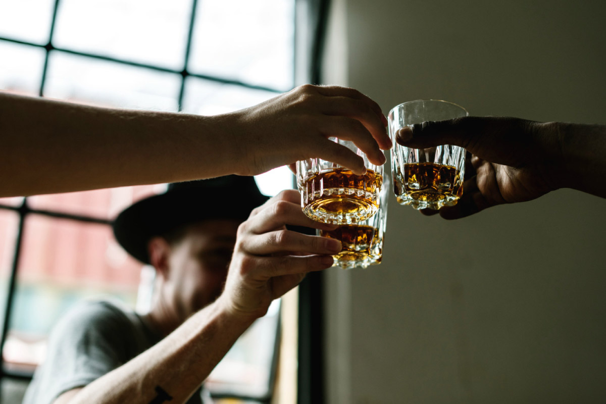 люди п'ють алкоголь