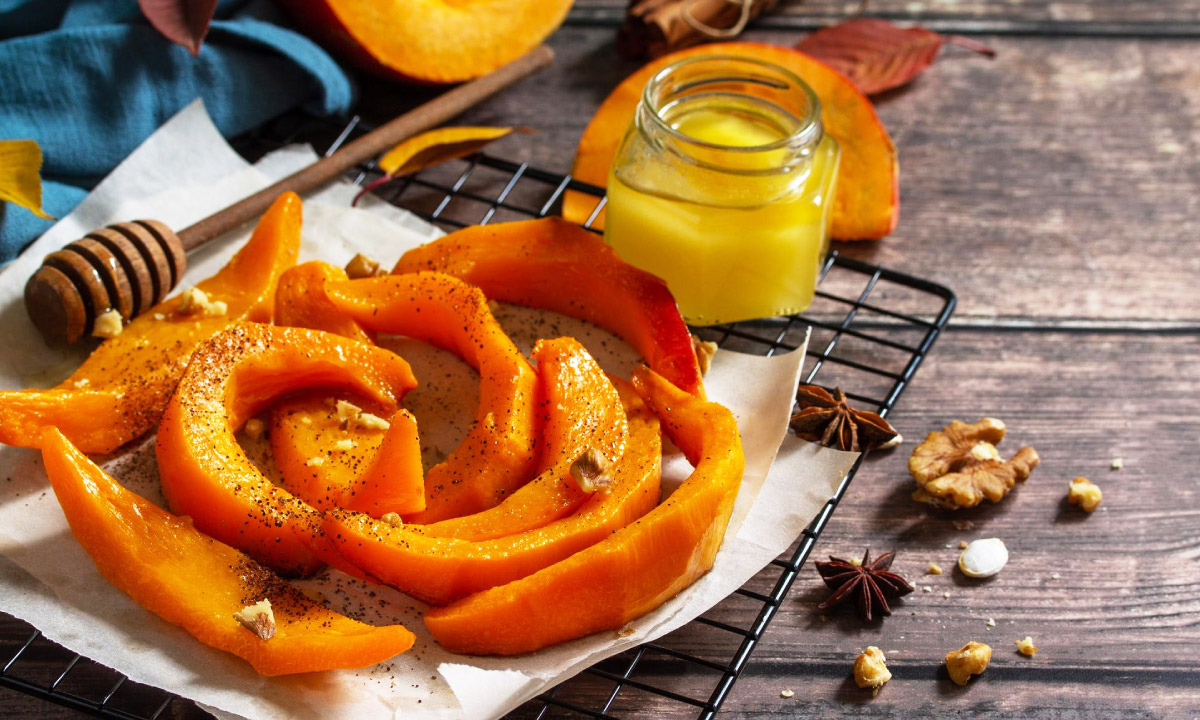 на деко покладений гарбуз із медово-гірчичним соусом