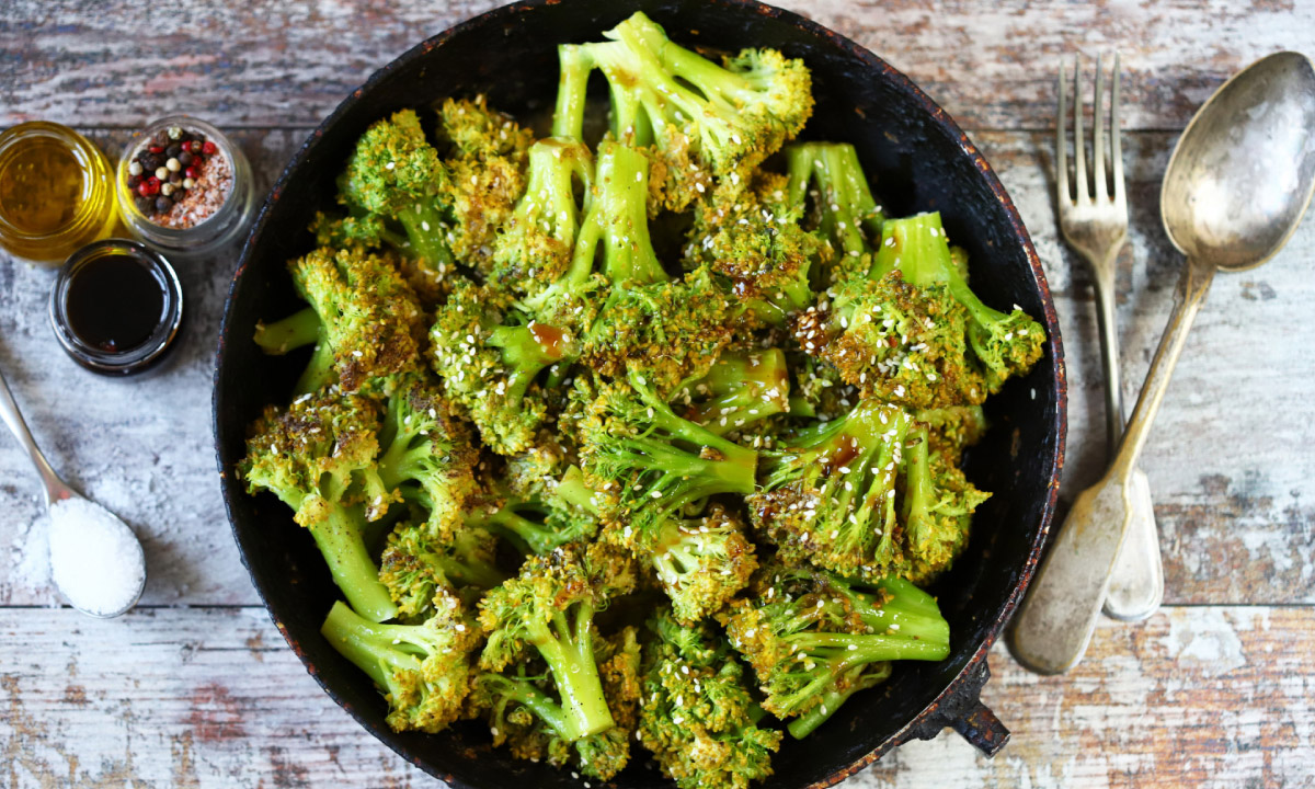 на сковорідці викладено броколі зі спеціями