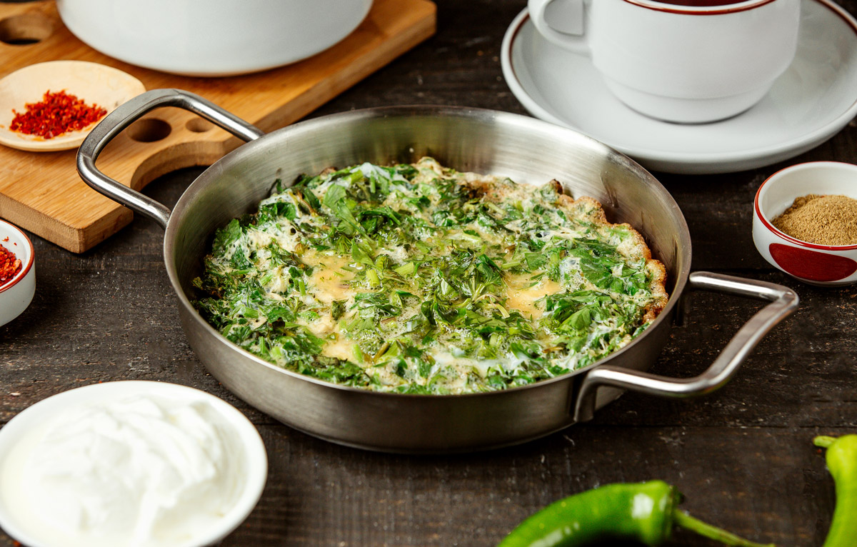 приготована зелена шакшука із зеленню