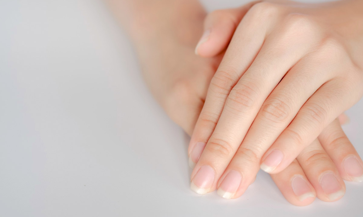 руки з охайним манікюром та здоровими нігтями