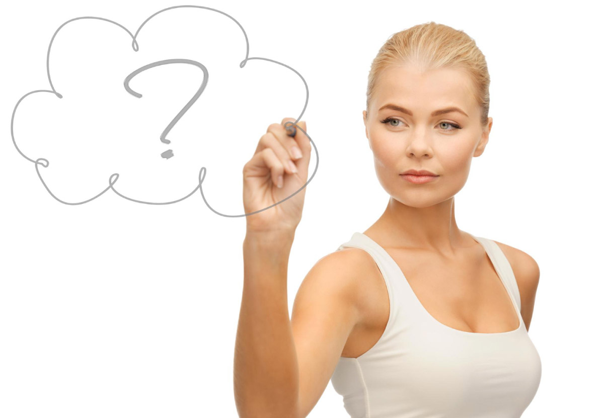 жінка малює знак питання в хмаринці