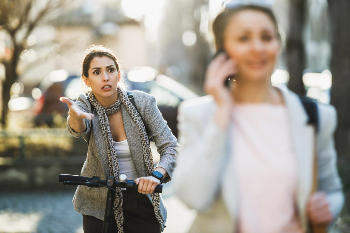жінка на велосипеді у період час-пік кричить на іншу жінку, що попереду неї