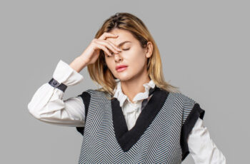 жінка страждає від головного болю