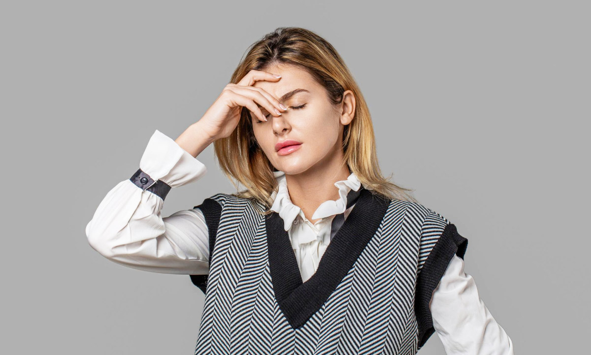жінка страждає від головного болю