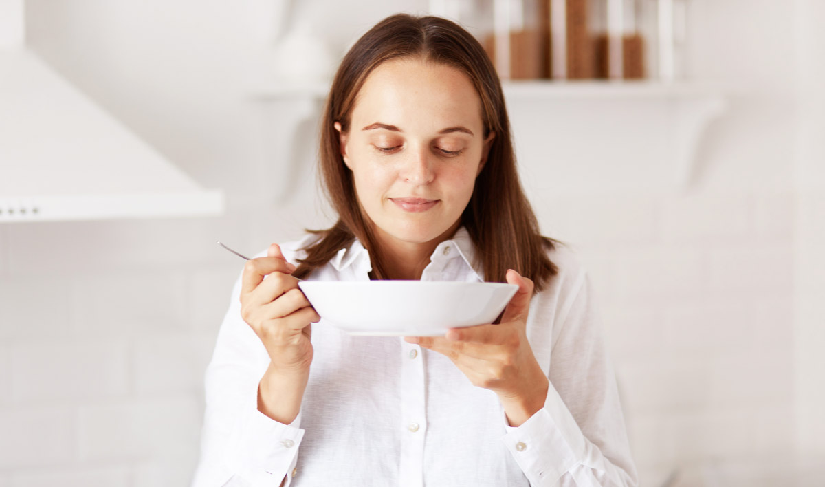 жінка їсть суп