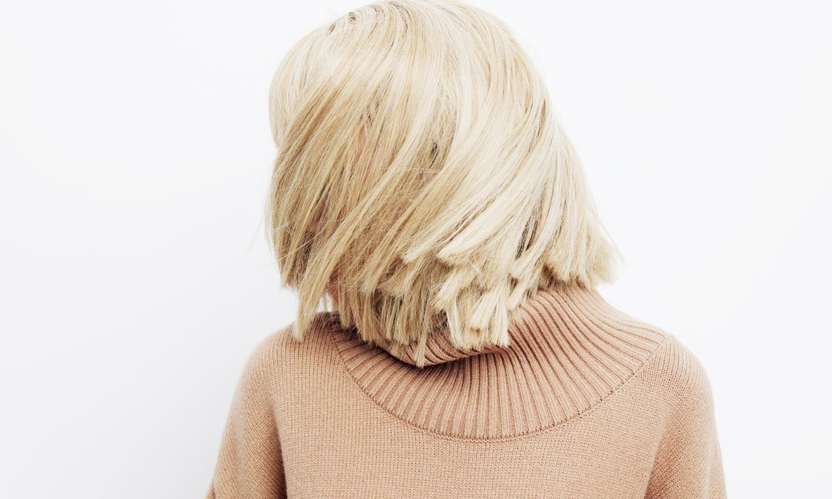 жінка з дуже густим волоссям