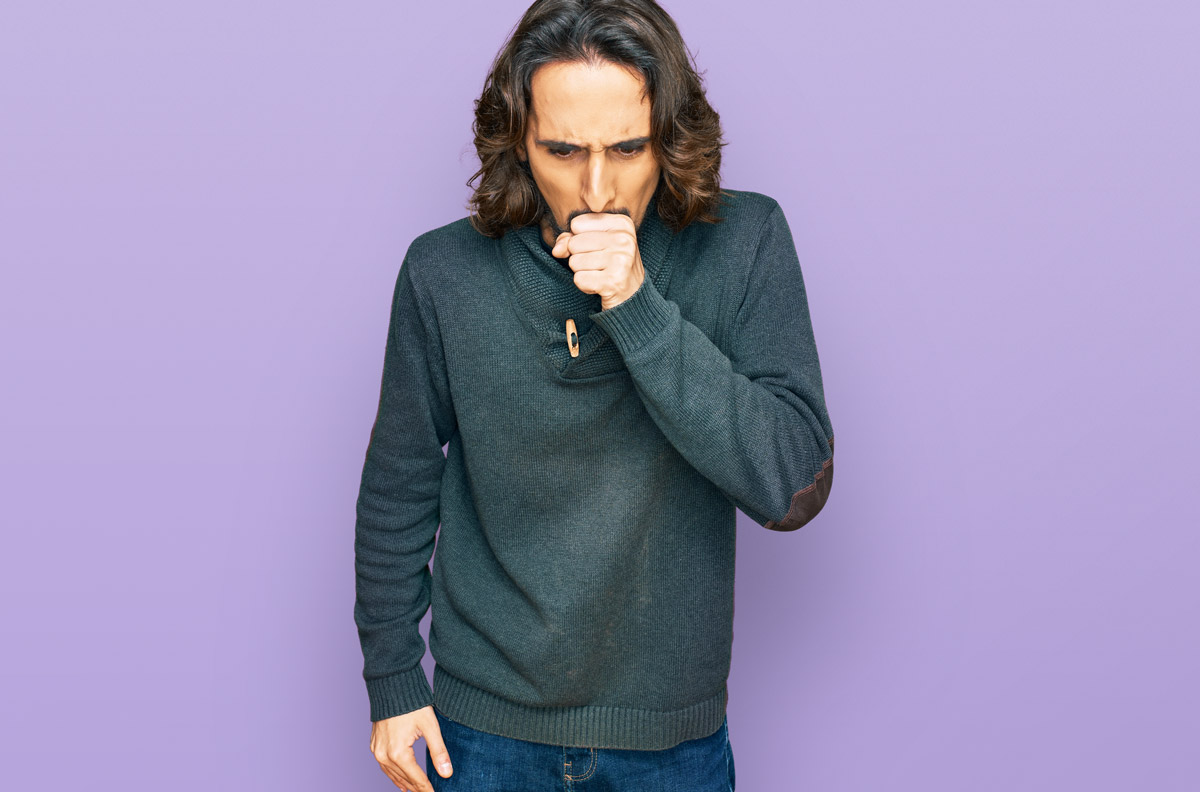 чоловік кашляє