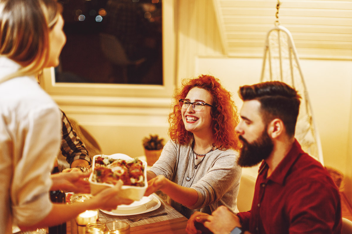 друзі зібралися в затишному колі за святковою вечерею
