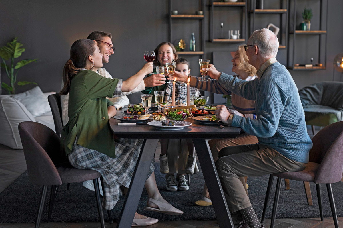 люди за святковим столом