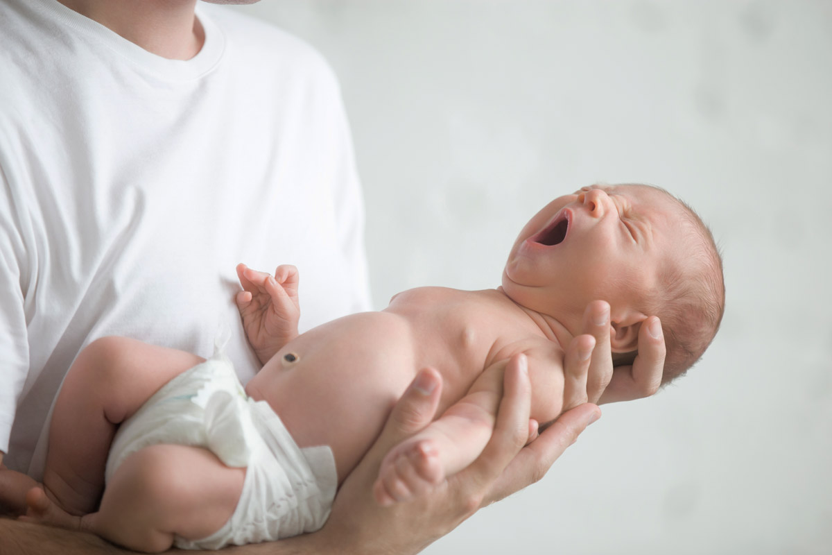 новонароджена дитина на руках у мами