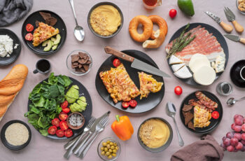 різноманітні страви та закуски, зображені на столі