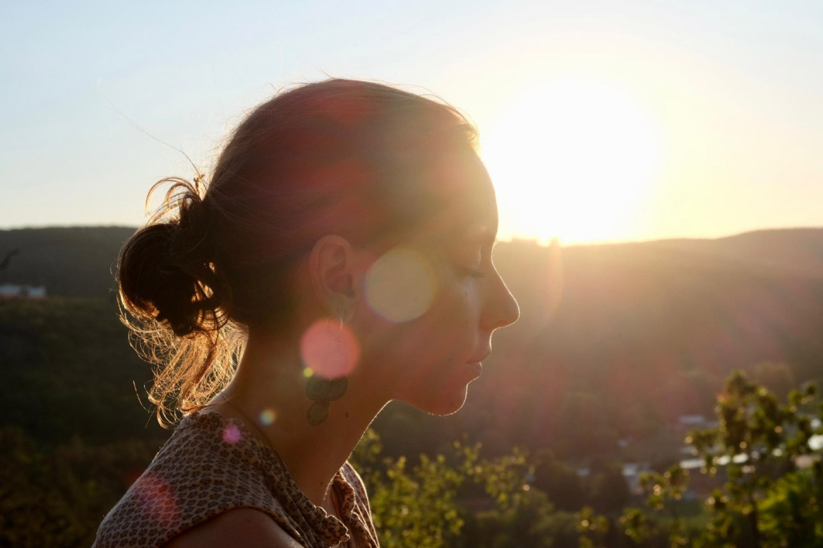 жінка на природі у стані спокою