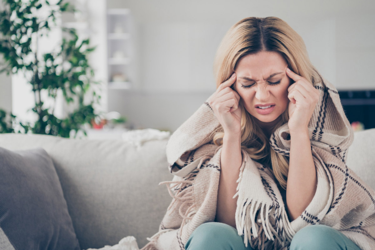 жінка вдома мучаєтья від головного болю
