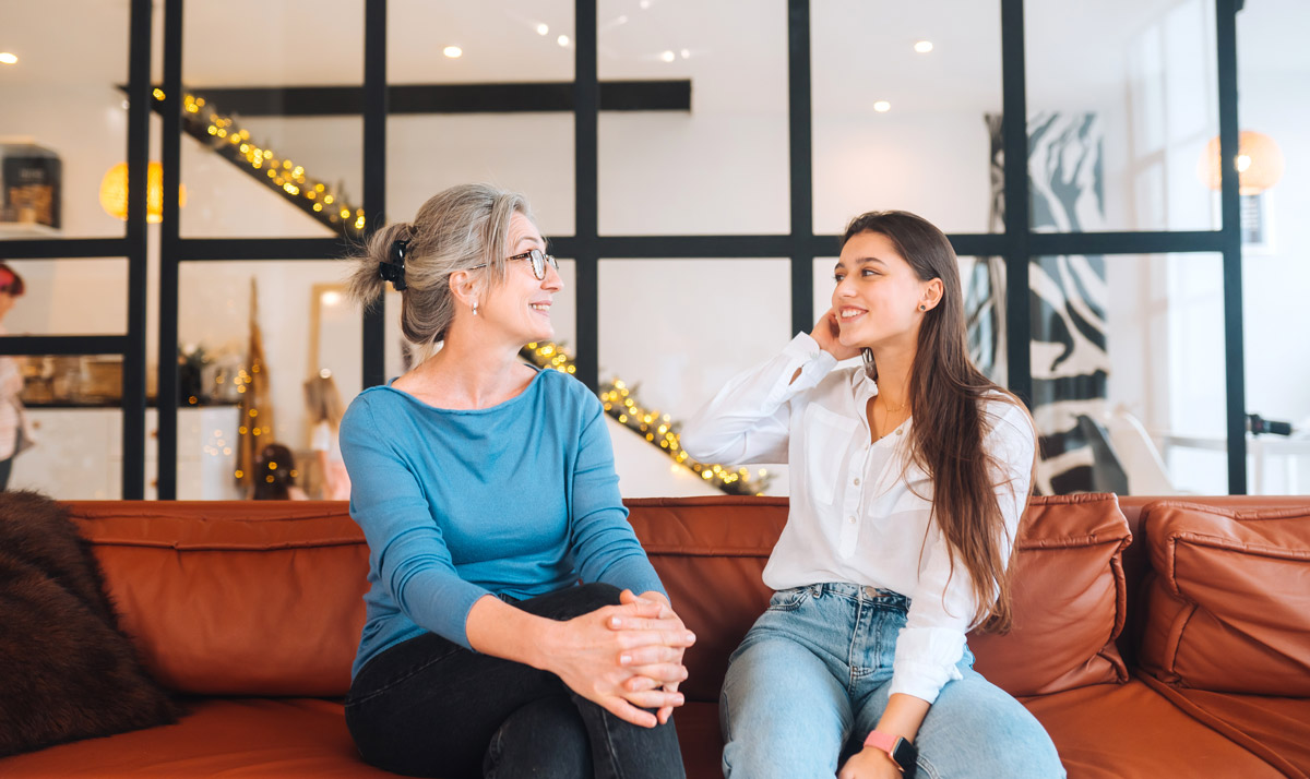 жінки, мама та дитина розмовляють між собою