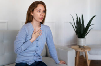 зображена жінка, у якої утруднене дихання