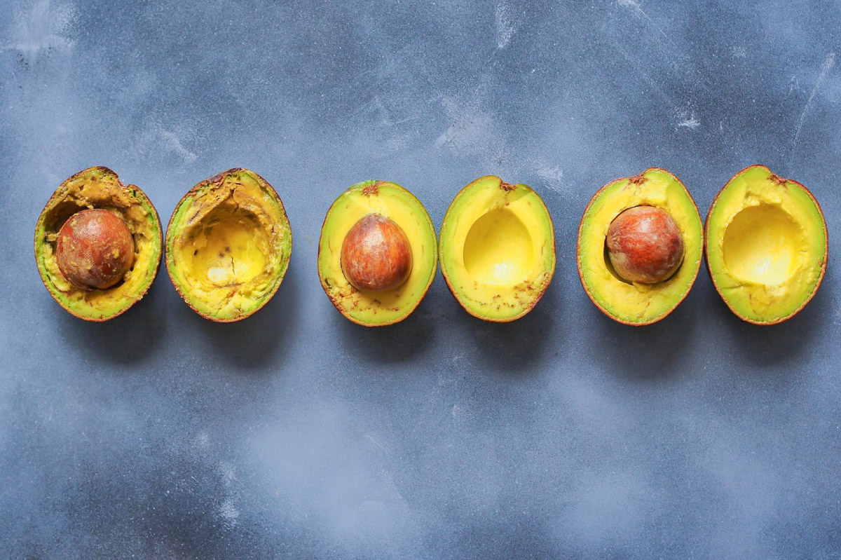 авокадо на різних стадіях стиглості