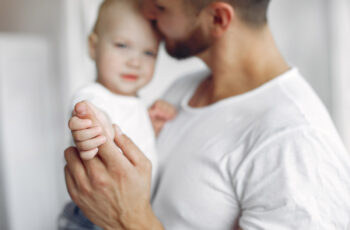 батько з малим сином