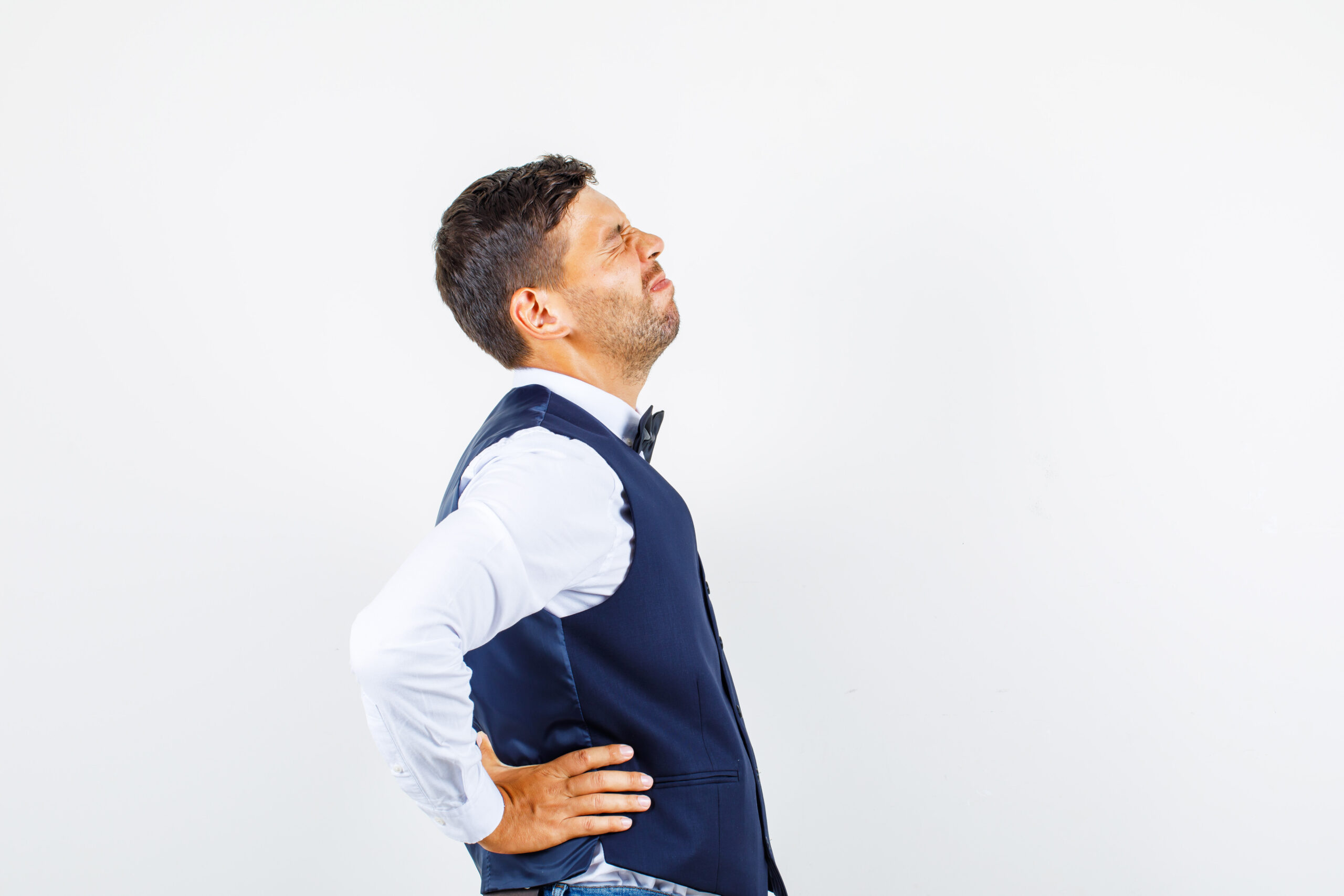 чоловік тримається за поперек через біль