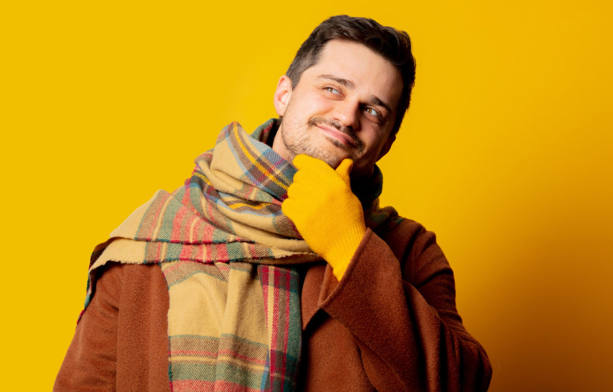 чоловік у теплому одязі, щоб не застудити горло