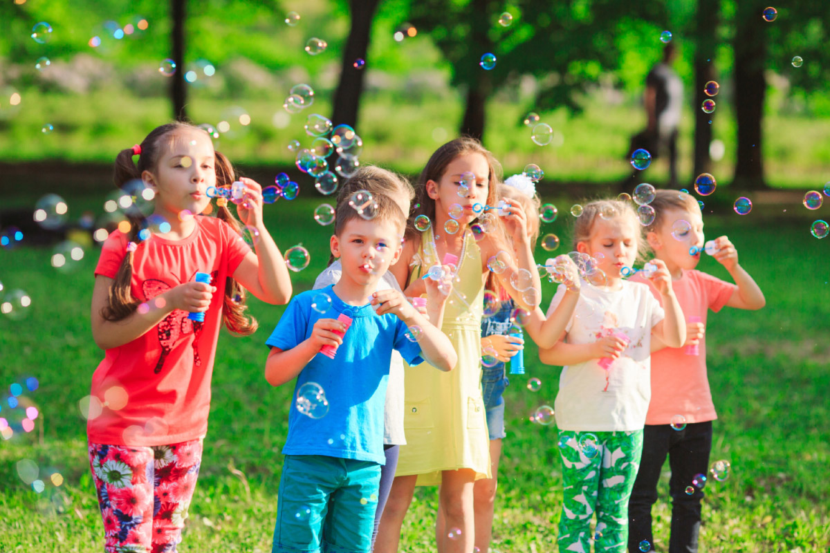діти пускають мильні бульбашки