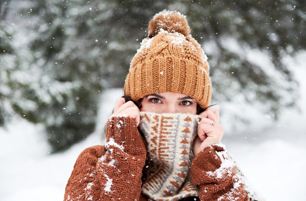 дівчина на морозі ховає обличчя за шарфом