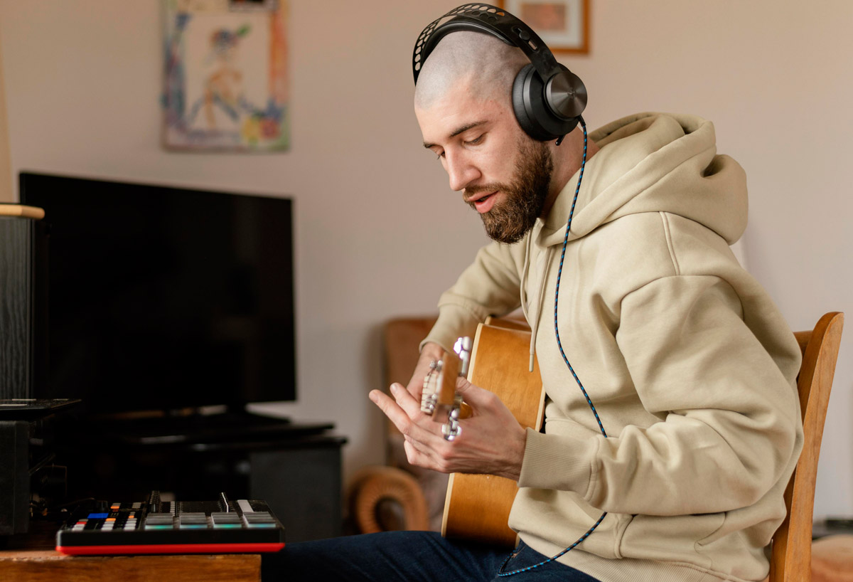 людина, що створює музику у студії