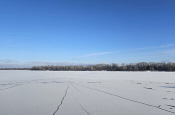 холод і покрита льодом річка Дніпро у м. Києві