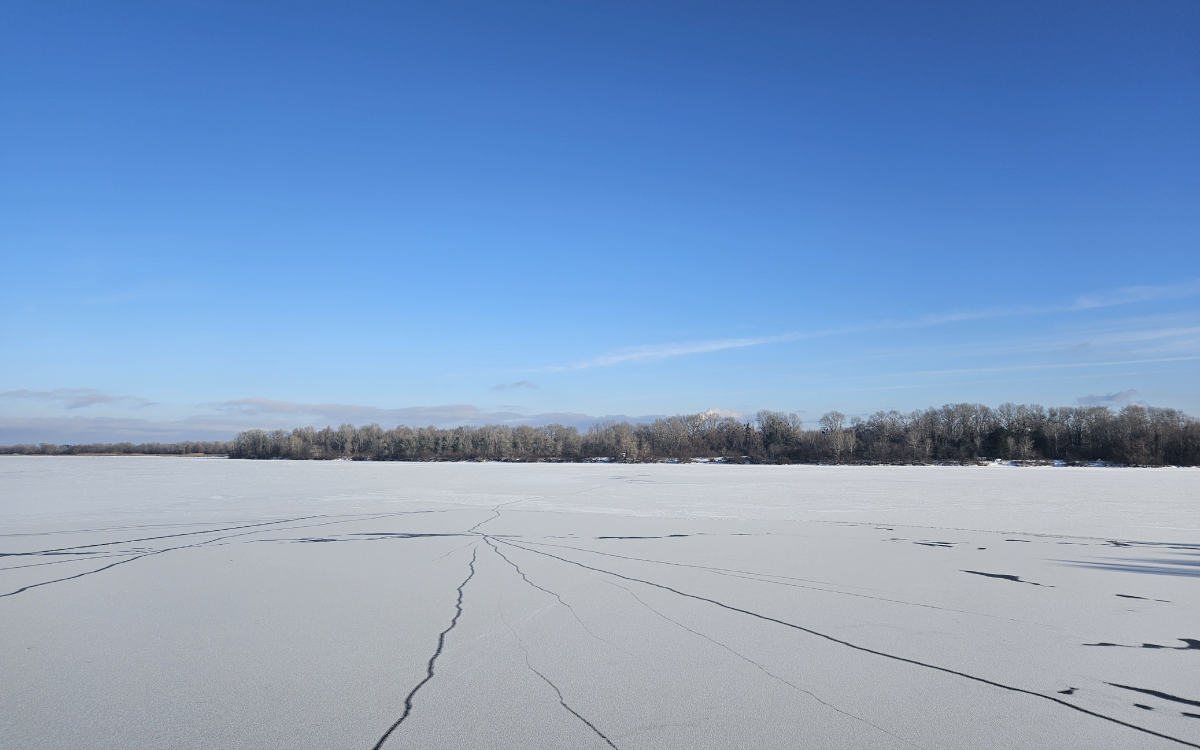 холод і покрита льодом річка Дніпро у м. Києві