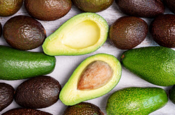 стиглий та зелений суперфуд авокадо