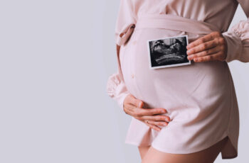 вагітна жінка з зображенням дитини узд