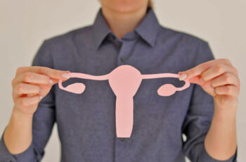 дисплазія - жінка тримає вирізану з паперу фігурку матки