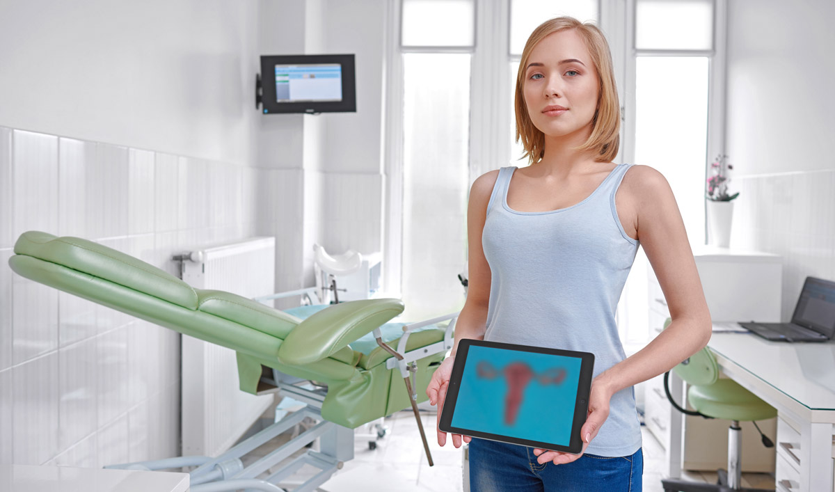 жінка у кабінеті лікаря