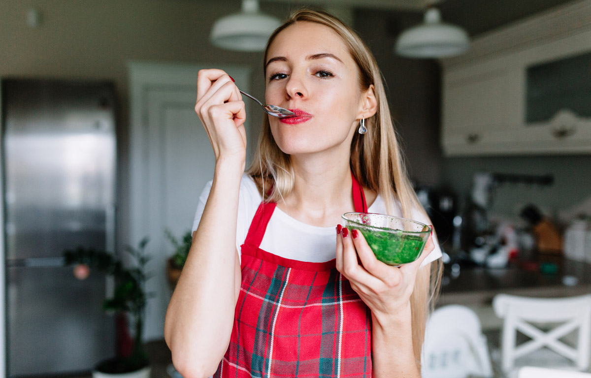 жінка їсть корисну здорову їжу