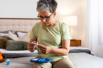 жінка з глюкометром