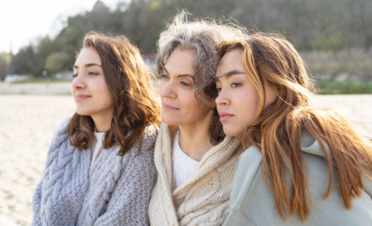 жінки на фото проводять час разом - мама, бабуся та донька