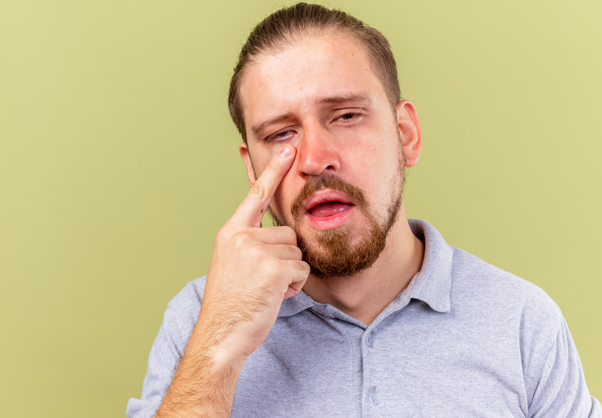 чоловік має запалення ока