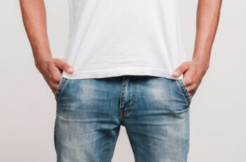 чоловік стоїть