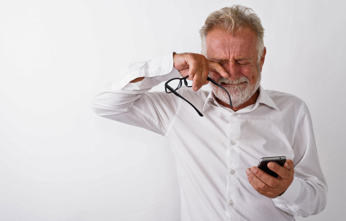 чоловік тримає окуляри