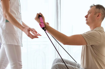 чоловік займається із реабілітологом