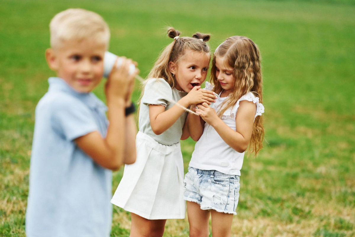 діти грають в гру на галявині