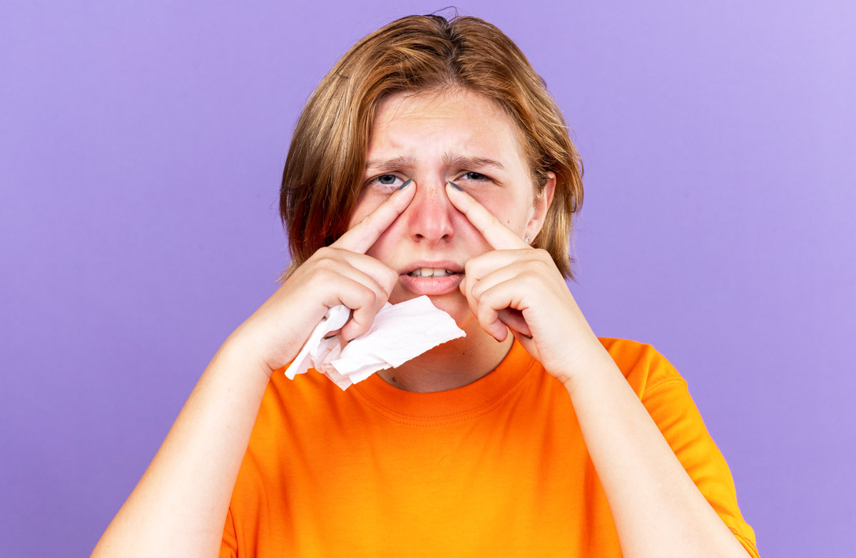 дівчина страждає від нежитю