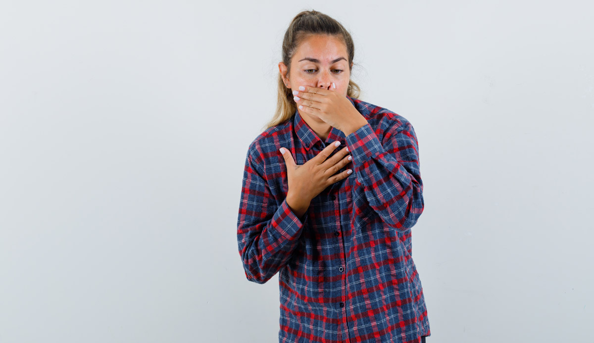 дівчина виглядає, так, ніби її нудить