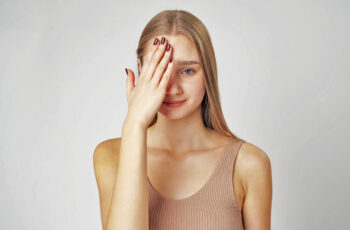 дівчинка прикриває око рукою