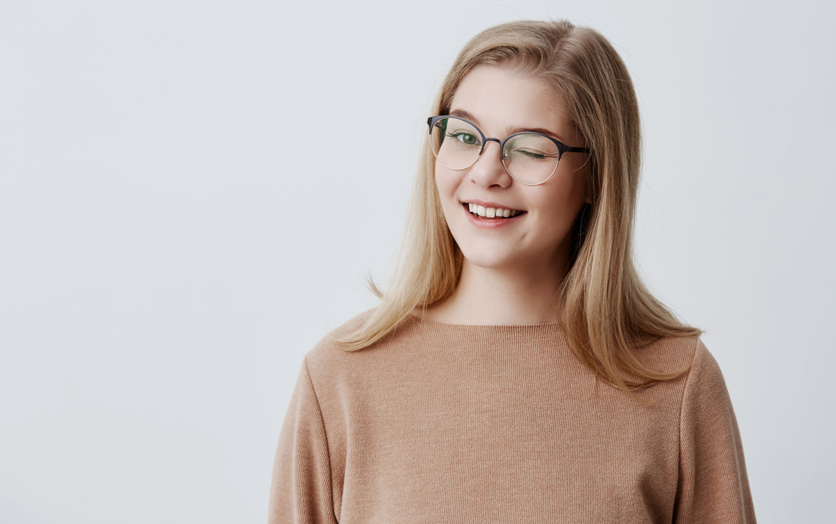 дівчинка в окулярах