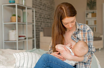 мама годує груддю свою дитину