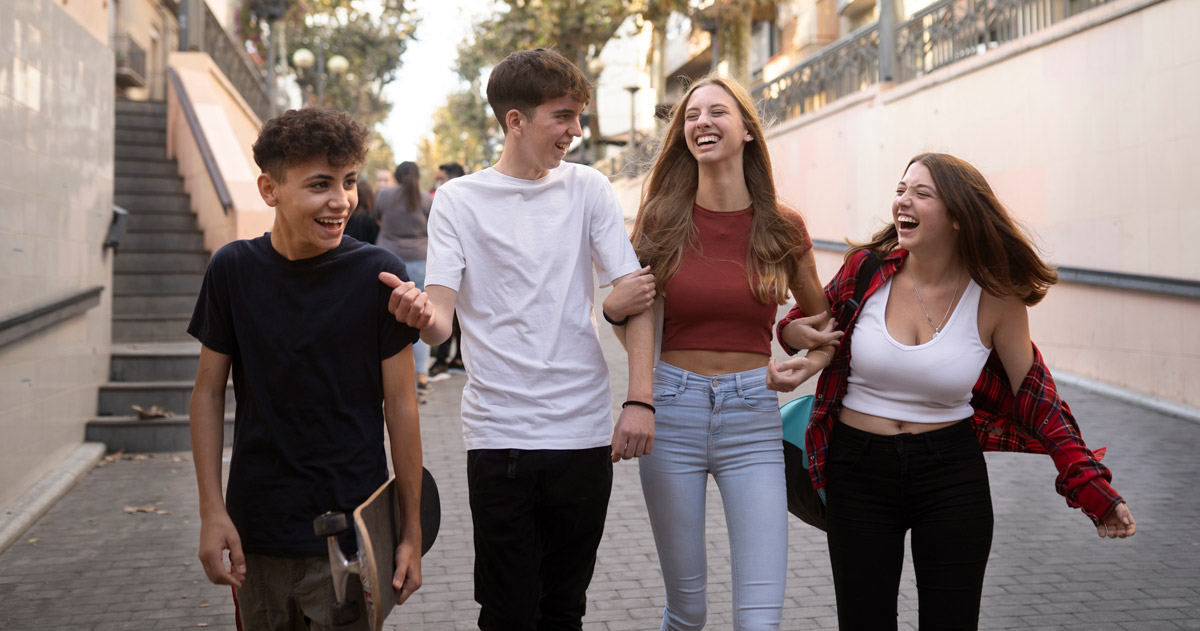 Стадії розвитку дитини - підлітки друзі на прогулянці