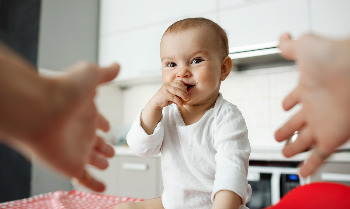руки батьків тягнуться до свого сина