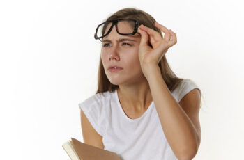 жінка дивиться вдалечінь, прищурившись